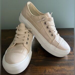 Blowfish Malibu Leather Slip on Sneakers with Laces in Light Beige Size 7.5